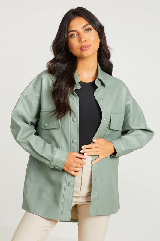 Chique Saliegroene Oversized Faux Lederen Shacket – Moderne Elegantie Ontmoet Casual Stijl