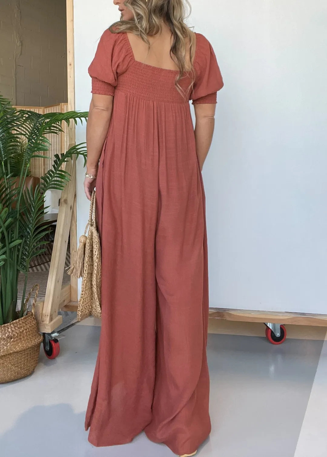 Eloise - Roestkleurige Jumpsuit met Vierkante Halslijn en Gesmokt Lijfje