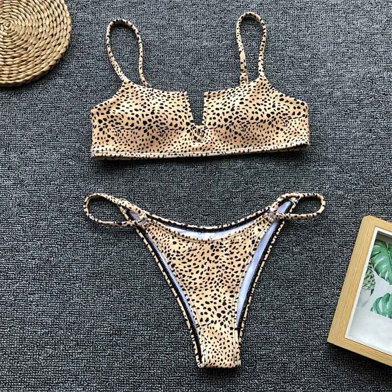 Lola - Geel Luipaard Thong Bikini Set met V-Hals