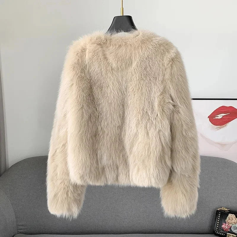 Elegantie Fluistering: Marquise-Inspireerde Luxe Faux Fur Jas met Juweel Sluitingen