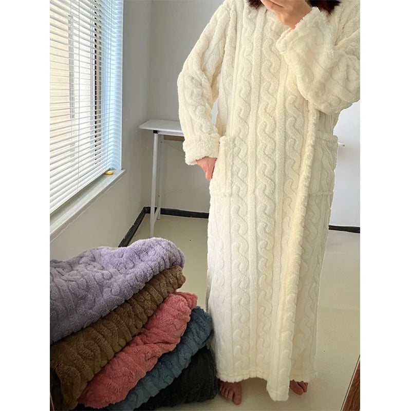 Knusse Coral Fluwelen Nachtjapon: Winterwarmte en elegantie